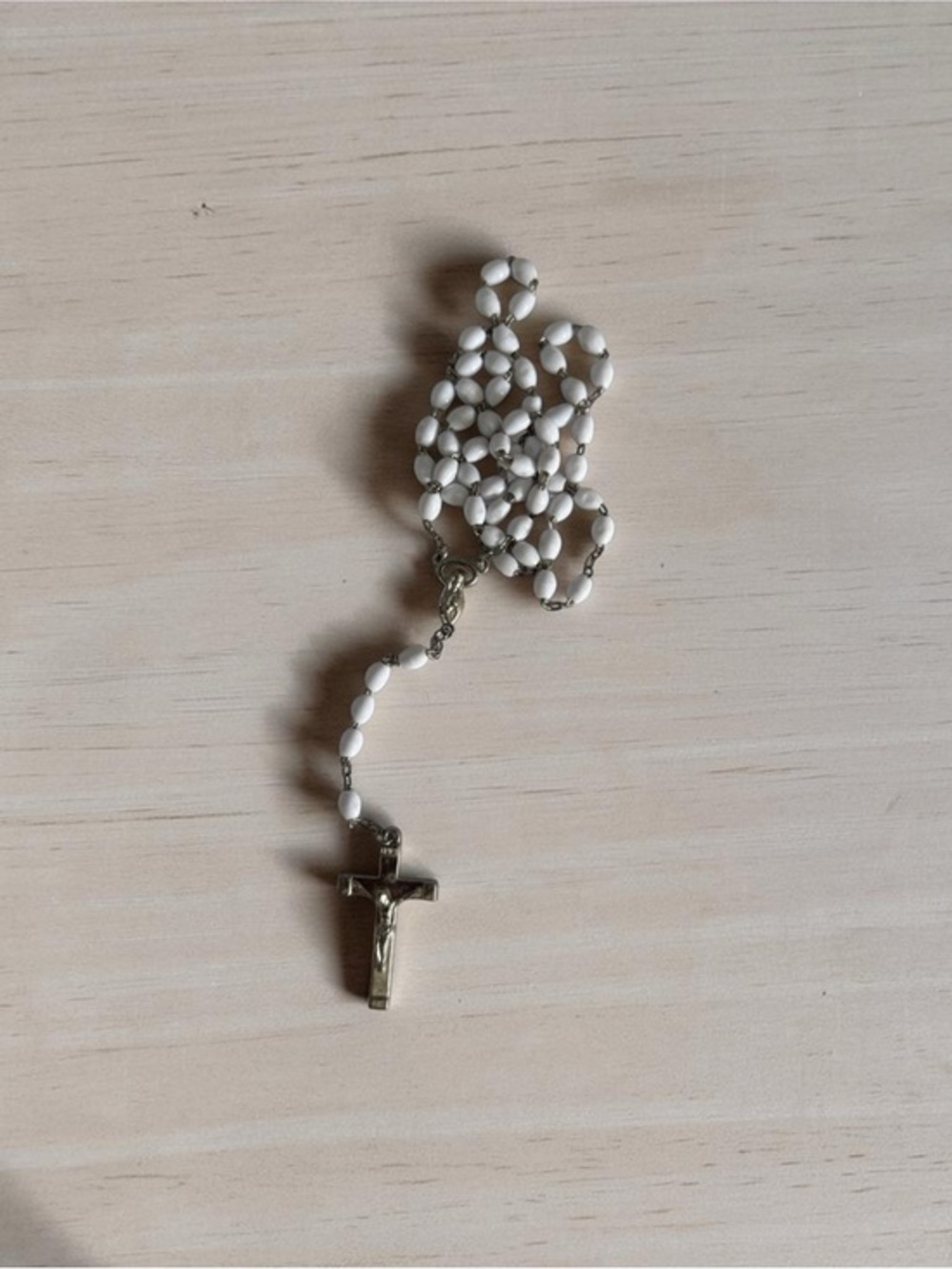 🫶🏻 White Beaded Rosary Necklace with Crucifix